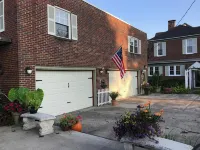 Beautiful Garden ...May Flowers. in Town & Private Hot Tub, 2 Bikes & Snf Hiking