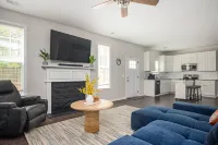 7BR - Family Friendly Stay ~10 mins from Airport