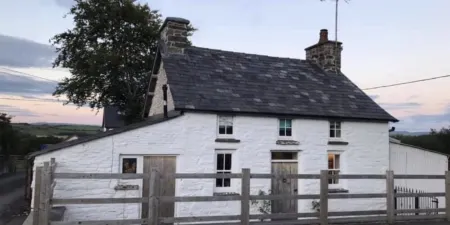 Beautiful detached Welsh country cottage Отели в г. Абериствит