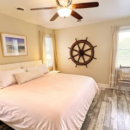 Boaty McBeach House: A Short Walk to Beach, Waterfront Sunsets & Restaurants!