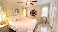 Boaty McBeach House: A Short Walk to Beach, Waterfront Sunsets & Restaurants!