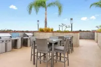 Boho Rooftop Pool & Hot Tub Apt