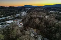 Sunshine on Hedgewood, 4 bedrooms 3 and a half baths. Minutes from Downtown Hotels in Red Bank