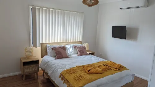 1 bedroom guesthouse near airport with private access and parking