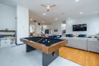 Schoolhouse now 5K Sq ft Lux BNB: Gym, Sauna, HotTub, GameRoom, Billiards, pets