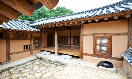 Andong Gurume Resort Отели рядом с достопримечательностью «Dosanseowon Confucian School»