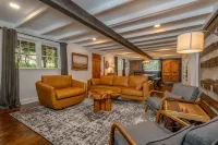 Riverside Lodge, Sleeps 10.
