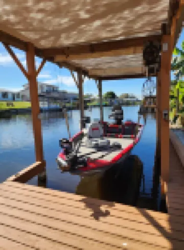 Shadow's Oasis, Tropical Cozy 2/2 w/ Pool, Sundeck & Fishing in your own space!