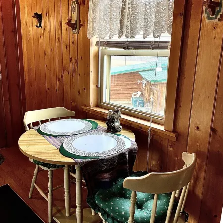 'Wolf Den'-A Perfect Romantic Honeymoon cabin and a Sportsman's Paradise Cabin