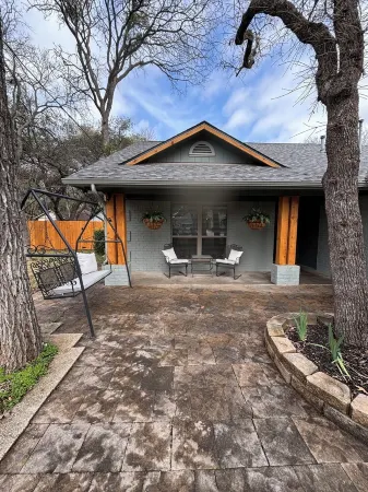 Cozy and cheerful three bedroom home with hot tub. Отели рядом с достопримечательностью «Парк Сан Габриел»