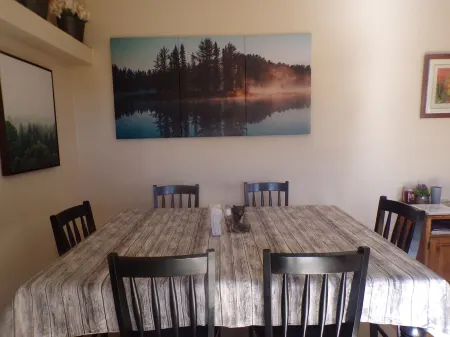 30 miles from Breck!! Avoid I70 traffic.