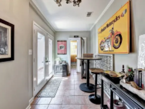 King St Retreat- Pvt Pool, Bball, Ping Pong, Pets OK スワニーのホテル