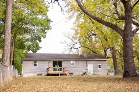 Tranquil 3-bedroom house with WiFi in charming Standish Отели в г. Стандиш