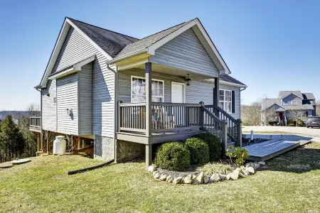 Cozy KY Escape with Hot Tub Near the Bourbon Trail