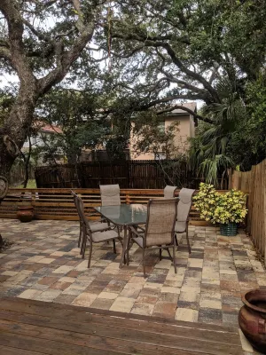 1ST STREET II BEACH HOUSE, UPDATED DOG FRIENDLY  FENCED IN YARD 1 BLOCK TO BEACH