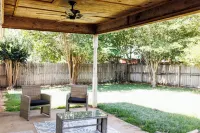 Cozy Spyglass Hideaway 3 BR 2 Bath Отели рядом с достопримечательностью «Rip Hewes Stadium»