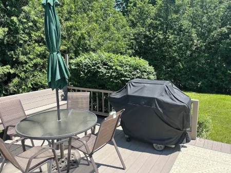 Little Bay Breeze: Charming Vacation Cottage in Petoskey Отели рядом с достопримечательностью «Парк штата Петоски»