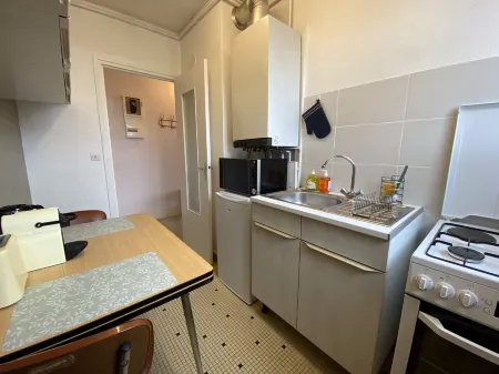 Large, quiet studio with balcony & free parking