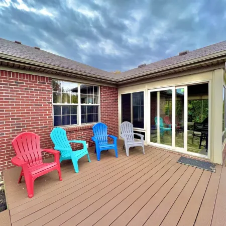 Cali king beds. Best of Nicholasville! Koi pond relaxing backyard. 3 bed 2 bath
