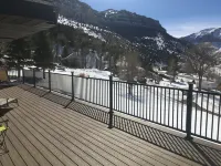 Luxurious Lodging in the Wind River Canyon