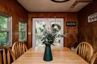 Riverfront cabin on Chauga River "Boarhogs  Place"