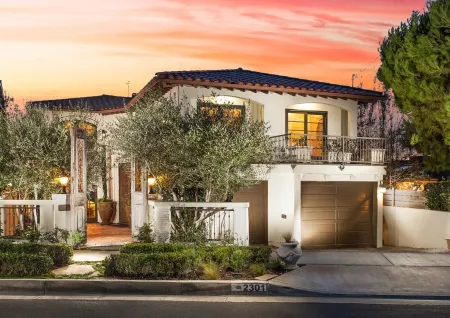 Gorgeous Spanish-style Home with Stunning Ocean Views. New Stil™ jacuzzi! Отели рядом с достопримечательностью «Шерман Лайбрари & Гарденс»