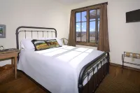 Unique 40 AC Horse Friendly Ranch Renovated 1850 Miners Cabin w/3000 SF Addition - 4つ星