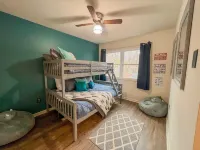 Cozy Treehouse 2-bedroom cabin in beautiful 4-season Massanutten Resort