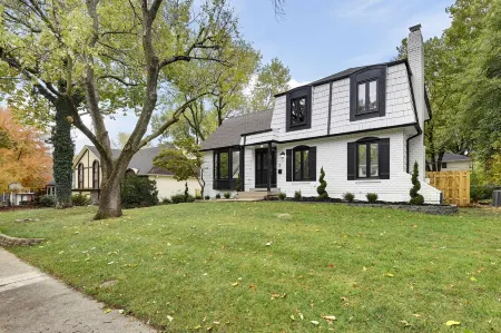 ★Luxury Home★Best Deck/Patio in KC★DreamLux Beds★Gated Driveway★