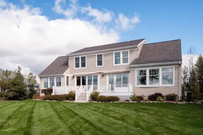Beautiful Waterfront Property Hotels near Coveyou Scenic Farm Market : Petoskey's Historic Organic Farm