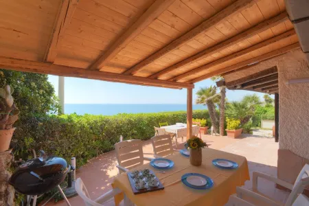 Nice detached house in a fantastic seafront location. No cleaning fees.