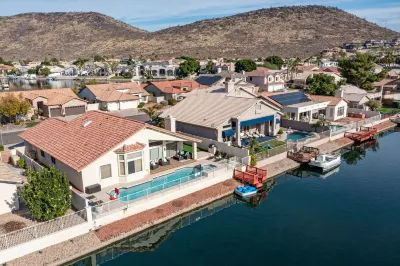 Lakefront Home complete with Mountain Views, Pool, Putting Green & Paddle Boat! Desert Glen Shopping Center附近的飯店