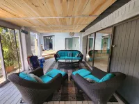 Heated Pool, Hot Tub & private Tiki bar