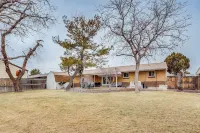 Massive House 10 Minutes from Downtow, King Beds, Hot Tub, Pool Table, 70in TVs!