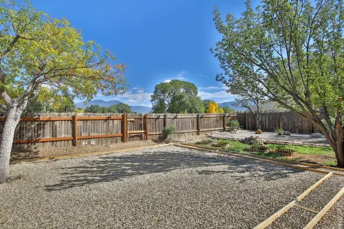 Taos Pine Home - A/C - HotTub - Entire House - Private Courtyard
