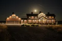 Scenic All-Season Mtn Retreat@Lake; Hot Tub & Sauna; Near Ynp, Outdoor Adventure