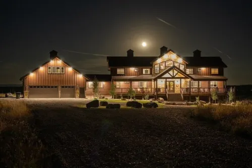 All-Season Luxury Mtn Retreat @ Lake w/ Hot Tub, Sauna, Adventure, Yellowstone