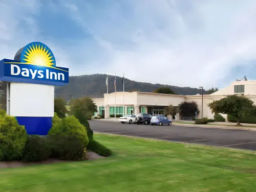 Days Inn by Wyndham Warren Hotels in Warren