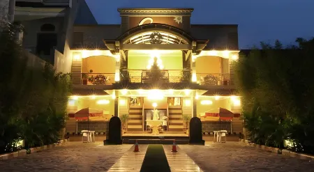 Patria Palace Hotel Отели в г. Kepanjenkidul