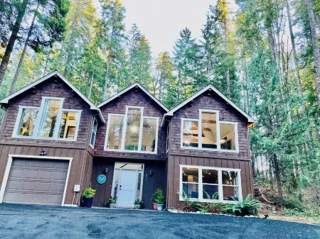 Lake Cushman Escape: Kayaks & Arcade, Pet Friendly Stay!