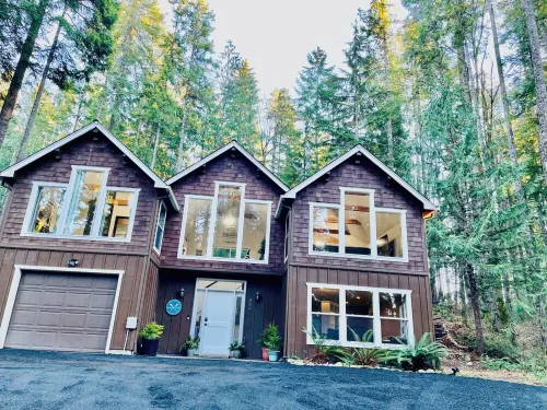 Lake Cushman Family Getaway-5 Min Walk to Lake-Pets OK-Firepit-Game Room-Kayaks!
