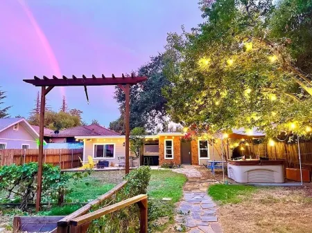 King & Queen Suites with Hot Tub & Private Yard Отели рядом с достопримечательностью «Riverside Hall School of Engineering and Computer Science»