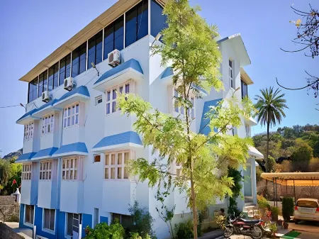 Hotel Blue Valley Отели рядом с достопримечательностью «Guru Sikhar»