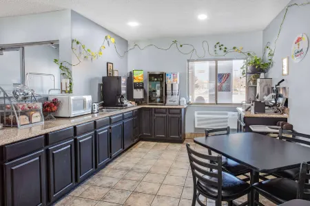 Super 8 by Wyndham Kokomo Отели в г. Howard County