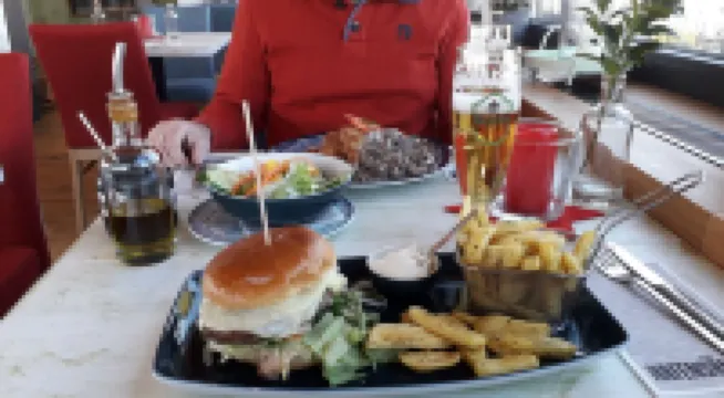 Semi-detached house with large terrace, 200m to the center, 1000 m to the beach, WLAN