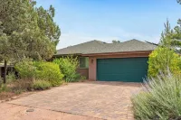Peaceful Sedona retreat in Red rocks and pine trees
