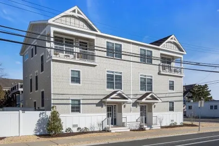 1 Block to Beach with Linens + Towels and Coffee Included