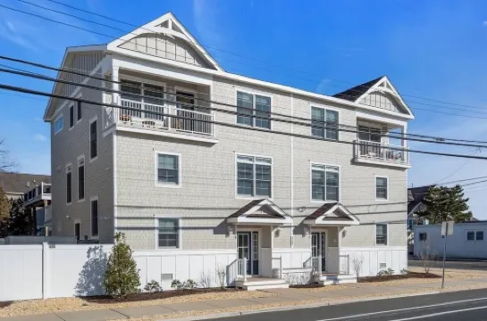 1 Block to Beach with Linens + Towels and Coffee Included