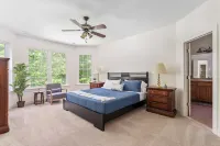 Hera Haven: Pickleball, hot tub, racetrack & lake