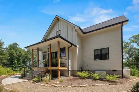 3 Bedroom Private vacation home in Flat Rock